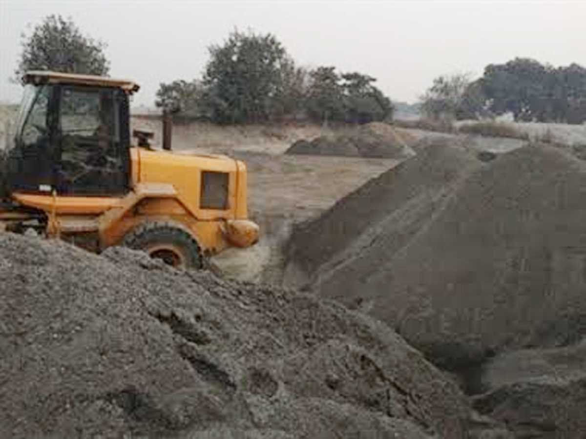 रेत माफिया का ख़ौफ़, प्रशासनिक अधिकारियों का किया पीछा रेत माफिया का ख़ौफ़, प्रशासनिक अधिकारियों का किया पीछा